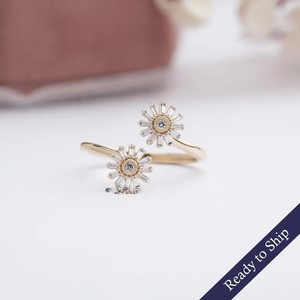 Délicate bague de dérivation en diamant de laboratoire taillé en baguette effilée à deux fleurs en or massif 10 carats pour elle - Product Image 3