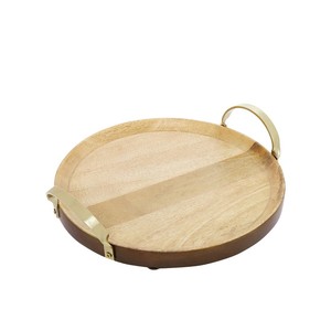 Élevez vos offres de plateau en bois avec cet élégant plateau en bois de charme rustique avec poignée en métal dans la cuisine disponible - Product Image 1
