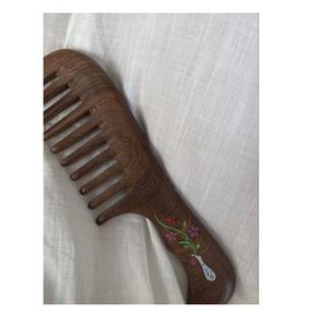 Precio al por mayor, peine de madera hecho a mano personalizado, acabado natural especial ecológico para peinar el cabello, hecho en La India - Product Image 2