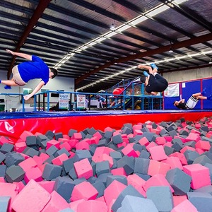 Parc de trampoline élastique doux et résistant pour enfants Marque personnalisée Options de couleurs multiples Fosses en mousse de fibre de verre Jeu scolaire - Product Image 5