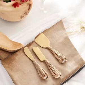 Tissé à la main avec des poignées de canne naturelles ensemble de service de fromage en or en acier inoxydable outils de coupe de fromage de luxe avec poignées en rotin - Product Image 3