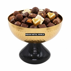 Bol de service élégant en métal finition or martelé avec base en marbre noir pour chocolats, bonbons ou fruits secs à prix raisonnable - Product Image 1