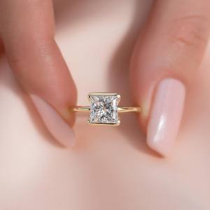 Bague de fiançailles en moissanite taille princesse 8 mm, sertie clos, solitaire, en argent sterling 925 - Product Image 1