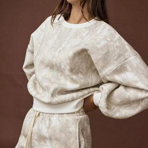 เสื้อสเวตเชิ้ตผู้หญิงทรงโอเวอร์ไซส์ ผลิตจากผ้าฟลีซฝ้าย 100% ให้ความรู้สึกสวมใส่สบายๆ เหมาะสำหรับใส่ในสภาพอากาศหนาว มีโลโก้ด้านหน้า - Product Image 4