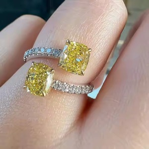 VS1 Bague de fiançailles solitaire en diamant taillé coussin jaune fantaisie et bague en diamant taillé rond Bague en or jaune 14 carats - Product Image 1