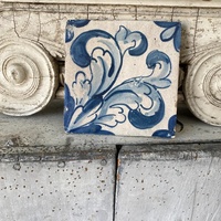 Carreaux en céramique portugaise rétro faits à la main, tons rouge et bleu avec des motifs géométriques linéaires pour la décoration intérieure de salle de bain