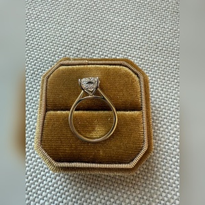 Bague de fiançailles en diamant de laboratoire taille coussin allongée 3 carats, certifiée IGI VVS1 VVS2, or massif 18 carats, couleur F, luxe, vente en gros - Product Image 5