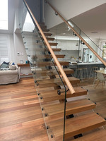 Canada Standard Moderne Intérieur Métal Bois Cantilever Escalier Mono Stringer avec rampe en verre Escalier droit en bois de chêne