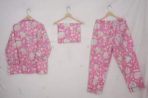 Conjunto de traje de noche de algodón floral Rosa romántico, ropa de dormir de 3 piezas con bolsa, Conjunto de pijama de sueños botánicos - Product Image 4