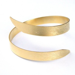 Brazalete de Metal Moderno con Inspiración de Escultura China, Especial de Navidad - Product Image 5