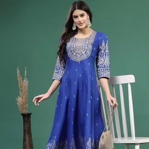 Conjunto Étnico Exclusivo de Diseño Tradicional Indio-Pakistaní para Mujer, Kurti Anarkali Listo para Usar con Pantalones a Juego, Última Moda en Viscosa - Product Image 3