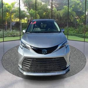 Toyota Sienna Limited 2022 de 7 Pasajeros en EXCELENTE ESTADO - Product Image 1