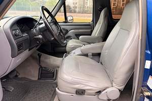 Ford Bronco XLT 4x4 V8 de 1996, Usado, con Diferencial Trasero de Deslizamiento Limitado, 4WD, Subastado para Beneficencia - Product Image 5