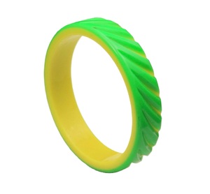 Elegante brazalete indio de resina verde y amarillo con patrón tallado Rajasthani joyería de boda hecha a mano - Product Image 1