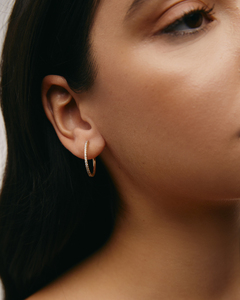 Boucles d'oreilles créoles en argent sterling 925/or recyclé 14k 18k avec moissanite taille brillant rond et serti griffe, pendantes ovales pour femme - Product Image 3