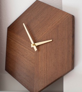 Reloj de pared de cuarzo de madera hecho a mano de una sola cara moderno elegante motivo de arte decorativo de madera de calidad superior para oficina y hogar - Product Image 1
