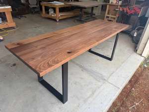 Mesa de Comedor de Nogal de Lujo Personalizada, Muebles Hechos a Mano de Madera Maciza con Elegante Superficie de Grano Natural y Estructura de Base Minimalista - Product Image 3