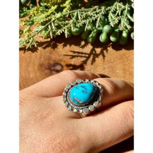 Anillo con Bisel Hecho a Mano por Navajo con Turquesa Kingman, Plata de Ley, Chapado en Oro Rosa de 18K, Talla 9.5, Regalo, Marca Privada 'IS', Licencia - Product Image 2