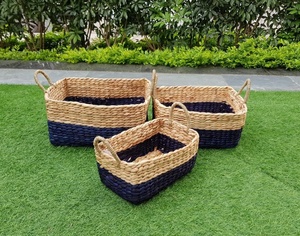 Venta al por mayor de la mejor calidad de diseño único conjunto de cestas de jacinto de agua con asas para el almacenamiento en el hogar y la organización hecha en Vietnam - Product Image 4