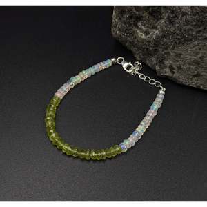Bracelet perlé en opale éthiopienne et péridot avec breloque plaquée or et joncs ornés de perles et de diamants - Product Image 5