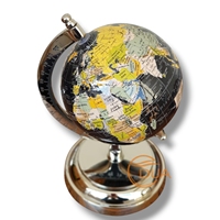 Table décorative de décor de cadeau de bureau de globe terrestre de petit monde antique noir, avec un support en argent et un continent africain visible.