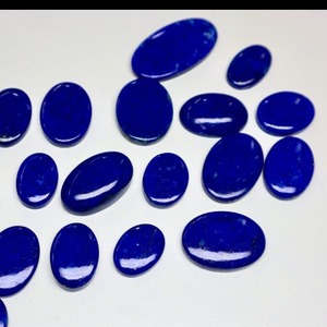 Pierre précieuse naturelle de haute qualité en lapis-lazuli et en corail, cabochon ovale bleu poli avec jeu de couleurs pour la fabrication de bijoux - Product Image 1