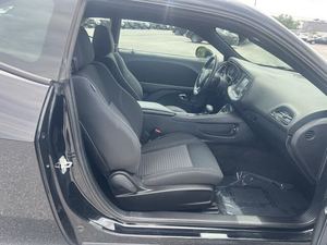 Dodge Challenger SXT usado con caja de cambios manual lista para entrega puerta a puerta interior oscuro 4L capacidad del motor - Product Image 5
