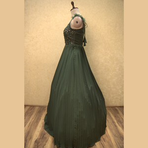 Robe Anarkali en couleur verte Mehandi avec Dupatta avec Beats complexes Travail à la main et détails délicats en plumes d'Inde - Product Image 4