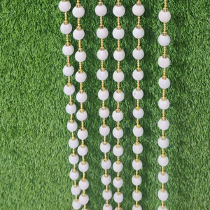 พวงมาลัยลูกบอลกำมะหยี่ตกแต่ง5ft (สีขาว) พร้อมพู่สำหรับตกแต่งฉากหลังของตกแต่งงานปาร์ตี้ที่แขวนภาษาอังกฤษคริสเตียน WE - Product Image 1