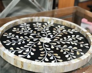 Bandeja decorativa de ratán multiuso con elegante nácar para exhibición de servicio o estilo doméstico - Product Image 1