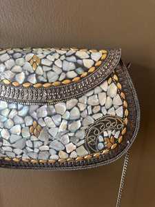 Pochette de soirée luxueuse en métal faite à la main pour femmes, élégante, au design unique, avec chaîne, accessoire parfait pour les fêtes - Product Image 6