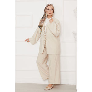 Ensemble de costume pour femme en coton 100% respirant, beige, coupe ample, avec fermeture à nouer sur le devant - Product Image 1