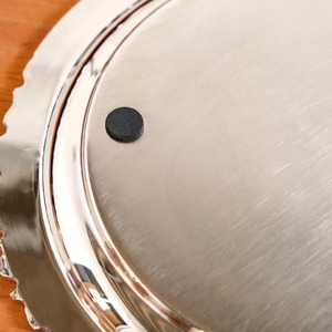 ถาดเสิร์ฟโลหะชุบสีเงินทรงกลมพร้อมขอบดอกไม้สำหรับงานปาร์ตี้ในบ้านโรงแรม - Product Image 3