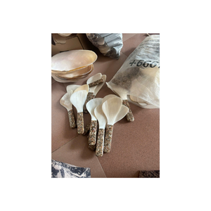 Los dijes de concha de perla hechos a mano son un punto culminante único para colecciones de joyería personal, collares de cuchara ecológicos. - Product Image 1