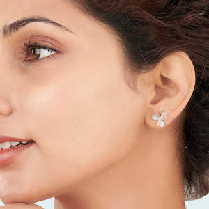Boucles d'oreilles clous en or rose avec breloque clou de girofle et diamants pour femme - Product Image 2