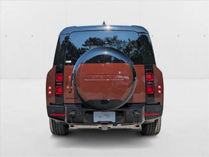 Verificado 2024, SUV de Lujo Eléctrico Usado, Estilo Británico, Tipo 130, P400 X-Dynamic SE, Automático, R18, Asientos de Tela, Volante a la Izquierda, Tamaño Grande - Product Image 3