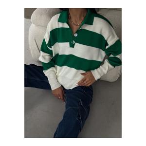 Maglione di maglieria da donna con bottoni sul colletto - Product Image 3