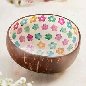 Artisanat vietnamien de haute qualité, bols en coquille de noix de coco et coquillages incrustés de laque pour la vaisselle et la décoration - Product Image 1