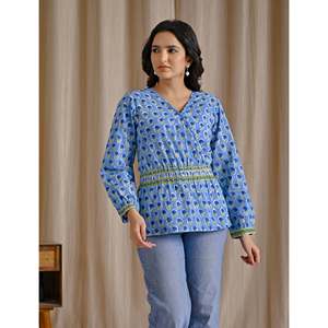 เสื้อครอปสีฟ้าอ่อนผ้าฝ้ายพิมพ์ลายบล็อกด้วยมือ ปักลายดอกไม้ คอเสื้อไม่สมมาตร แต่งลูกไม้ ไซส์ XL สำหรับชุดทำงานผู้หญิง - Product Image 4