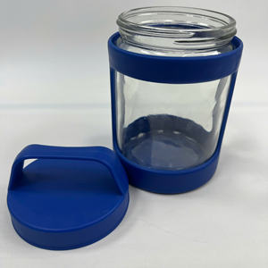 Frasco de vidrio redondo con asa de transporte pequeña, seguro para alimentos, sin BPA, hermético, transparente, tiene una capa de plástico envuelto en el exterior - Product Image 4