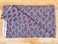 Tissu en coton pur gris de qualité supérieure avec motifs floraux rouges imprimés à la main et feuilles vert foncé, motif continu