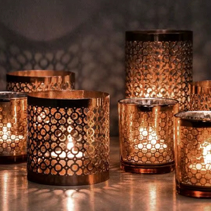 เชิงเทียนเฮอริเคนโลหะแนวชนบทที่มีรูปแบบงานฝีมือที่สมบูรณ์แบบสำหรับห้องครัวในฟาร์มและห้องนั่งเล่นตามธีมของประเทศ - Product Image 1