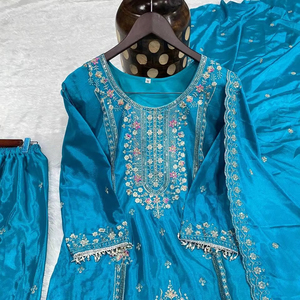 Costume de fête de créateur lourd Chinon broderie lourde et travail réel Moti haut et bas avec séquence travail brodé Dupatta - Product Image 1