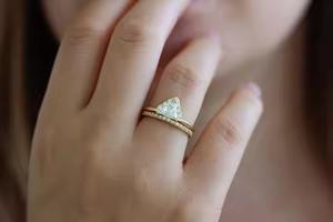 แหวนหมั้นทอง14K สีเหลืองทองแหวนสามเหลี่ยมตัดห้องปฏิบัติการปลูกเพชรสัญญางานแต่งงานเครื่องประดับของขวัญครบรอบปีที่โรแมนติก - Product Image 3