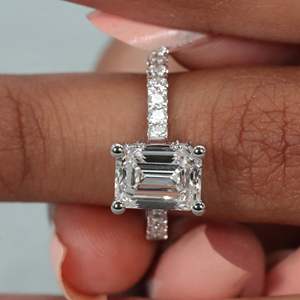 Anillo de Diamante Solitario con Corte Esmeralda de 14 Quilates, Increíblemente Formado, para Compromiso, con Claridad VVS - Product Image 1