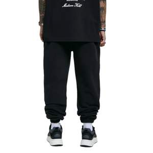 กางเกงจ็อกเกอร์ผ้าฟลีซเนื้อหนัก 100% ผ้าฝ้าย ทรงหลวม สไตล์ลำลองสตรีทแวร์สำหรับผู้ชาย สีดำ พิมพ์ลายสกรีน กระเป๋าซิป สีดำ - Product Image 4