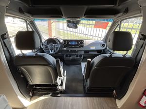 Autocaravana de Lujo Vienna para 4-6 Personas, Gris, de Aluminio, con una Habitación con Cama, Baño, Cocina, TV y Aire Acondicionado - Product Image 6