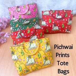 Sacs à main traditionnels pour femmes à double poignée imprimés Pichwai pour la saison des festivals et les conceptions de sacs à main pour femmes - Product Image 4