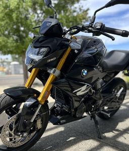 Nueva Motocicleta Estándar BMW G 310 R 2025, Color Negro Cósmico, Diseño Personalizado (DIY), Garantía de 5 Años, Origen Estadounidense, 2 Opciones de Financiamiento - Product Image 2