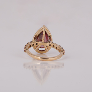Anillo de Compromiso Clásico Chapado en Oro de 18K con Diamante Rosa Corte Pera, Creado en Laboratorio, con Diamantes Laterales Redondos Rosas y Blancos - Product Image 4
